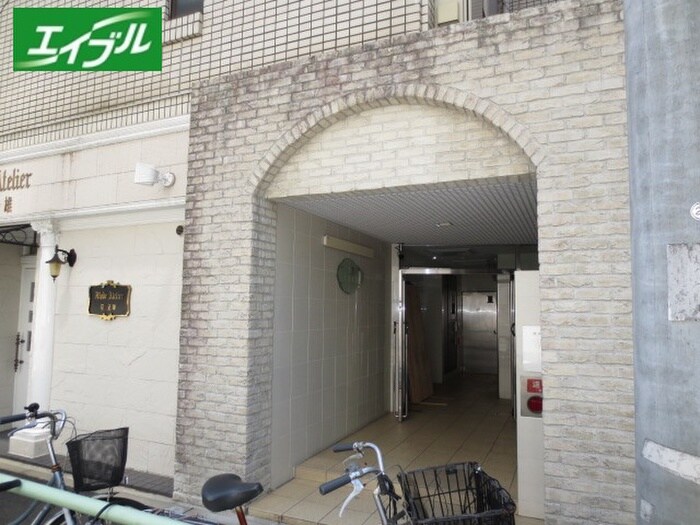 物件外観写真2　(エントランス部分)