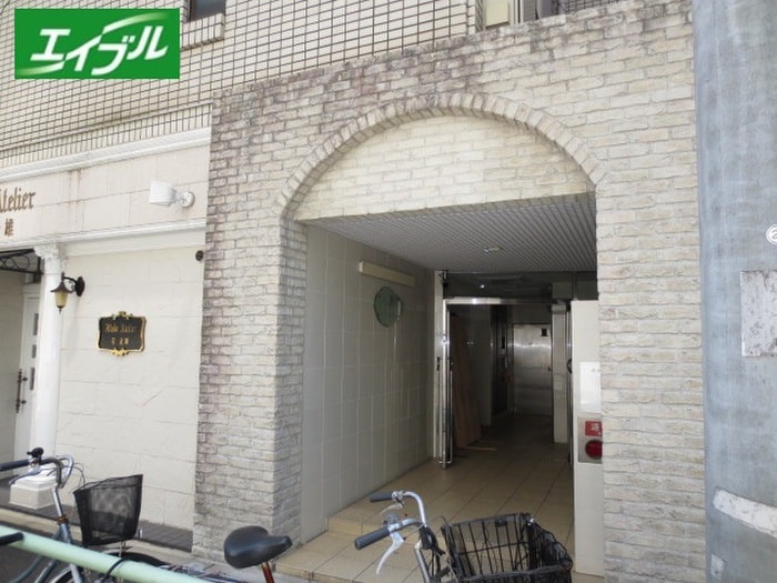 物件外観写真2　(エントランス部分)