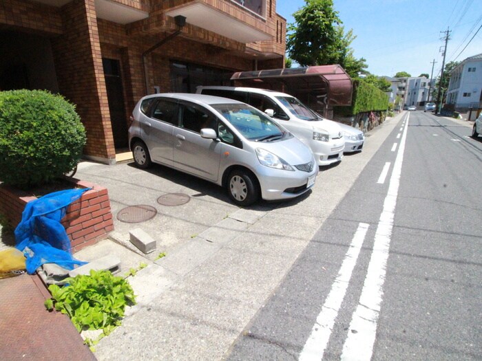 物件外観写真2　(駐車場)