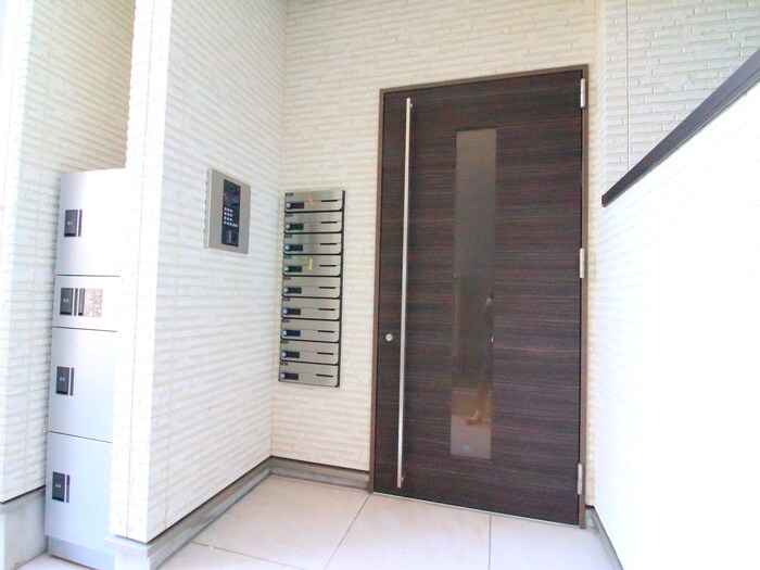 物件外観写真2　(エントランス部分)