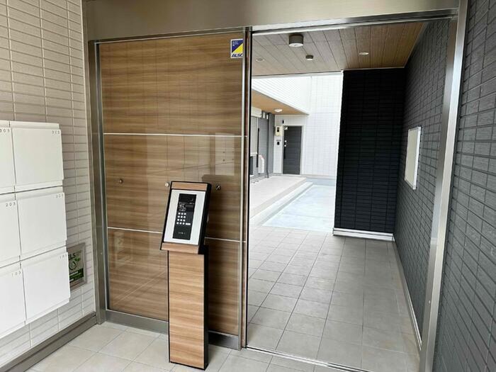 物件外観写真2　(エントランス部分)