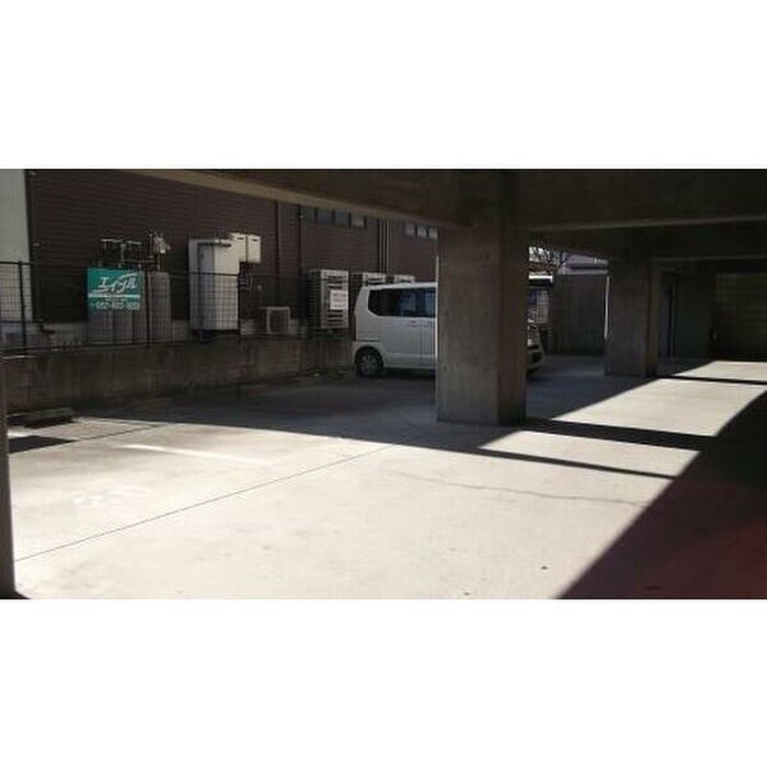 物件外観写真5　(駐車場)