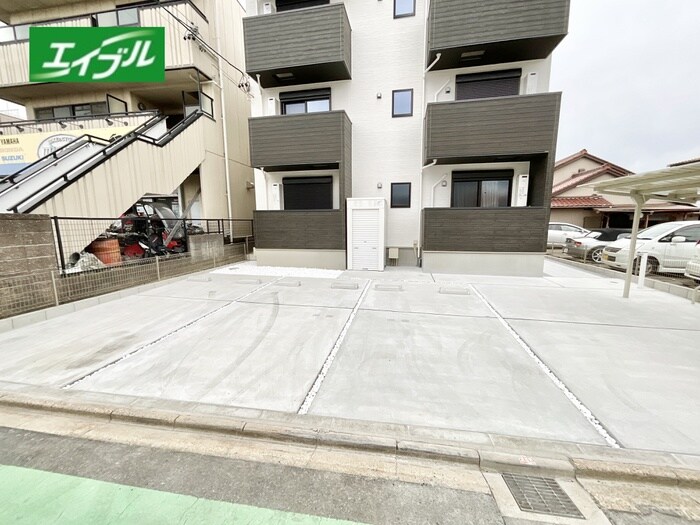 物件外観写真2　(駐車場)