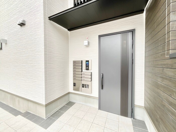 物件外観写真4　(エントランス部分)