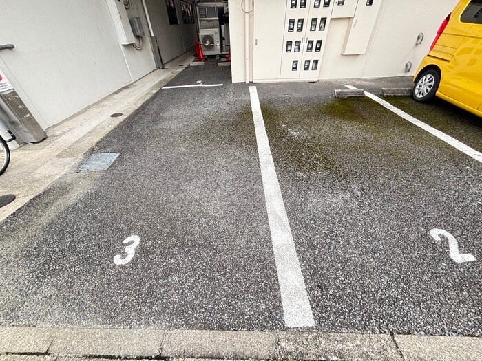 物件外観写真4　(駐車場)