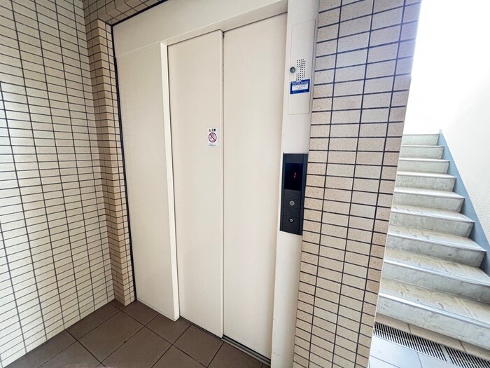 物件外観写真5　(エントランス部分)