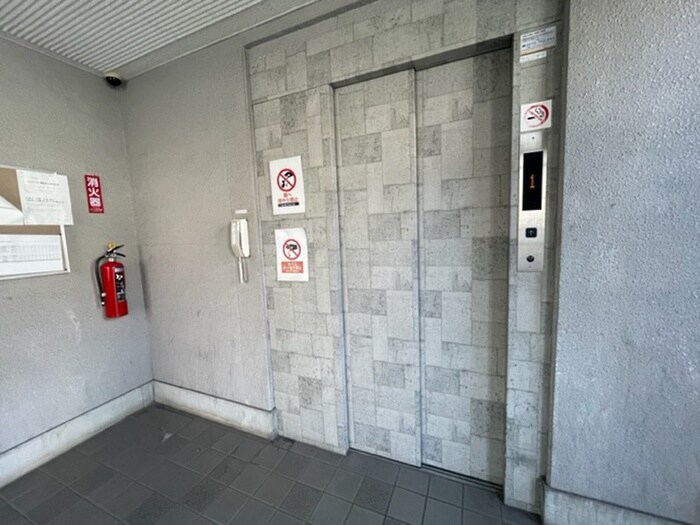 物件外観写真4　(エントランス部分)