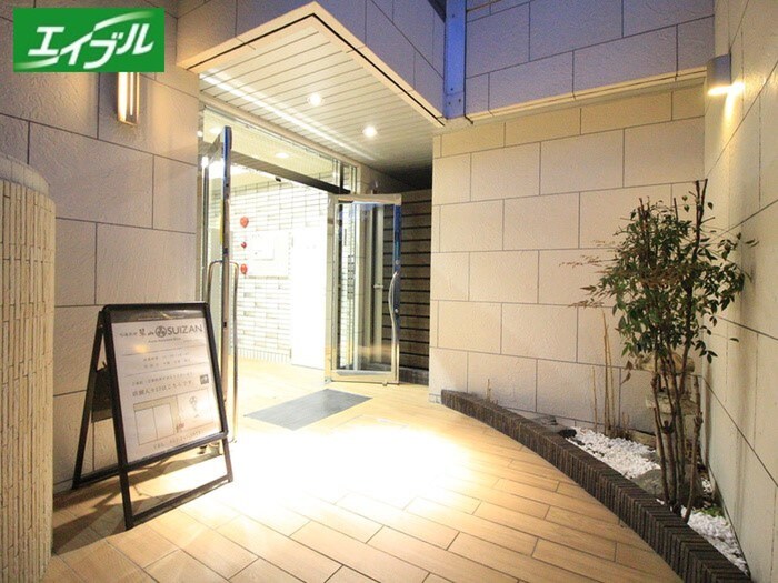 物件外観写真2　(エントランス部分)