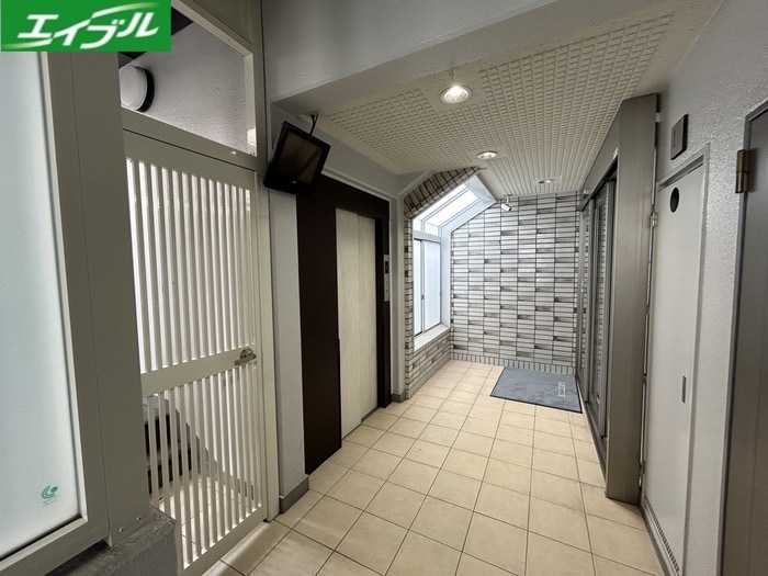 物件外観写真6　(エントランス部分)