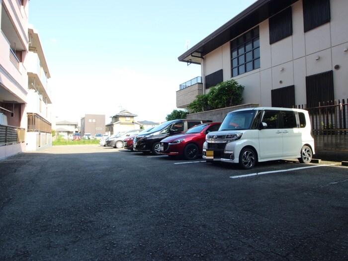 物件外観写真6　(駐車場)