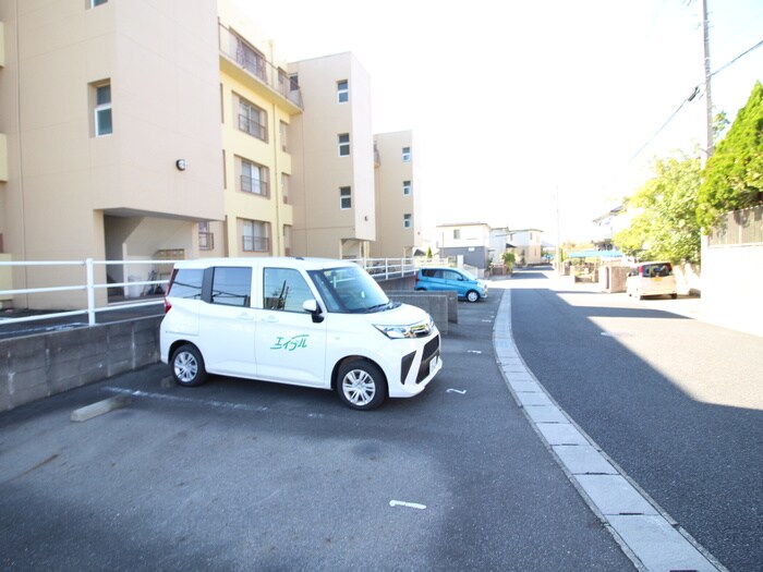 物件外観写真3　(駐車場)