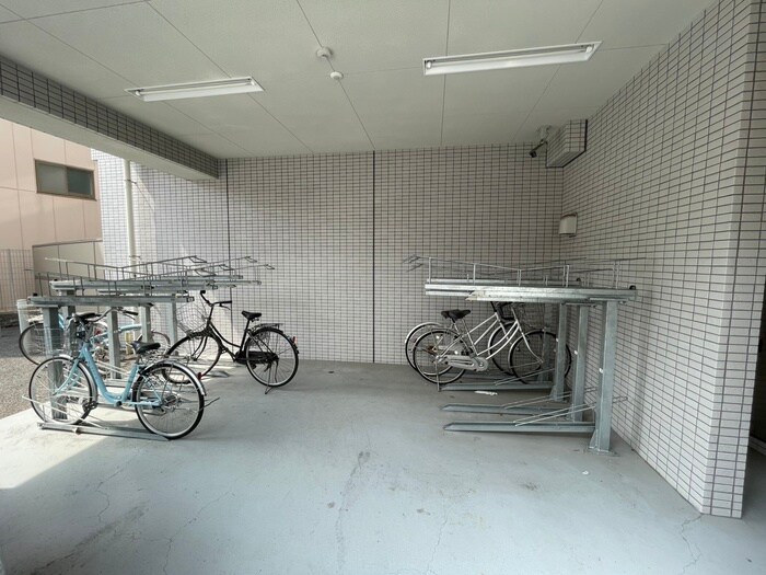 物件外観写真5　(駐輪場)