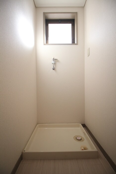 物件内観写真16　(洗濯機置場)