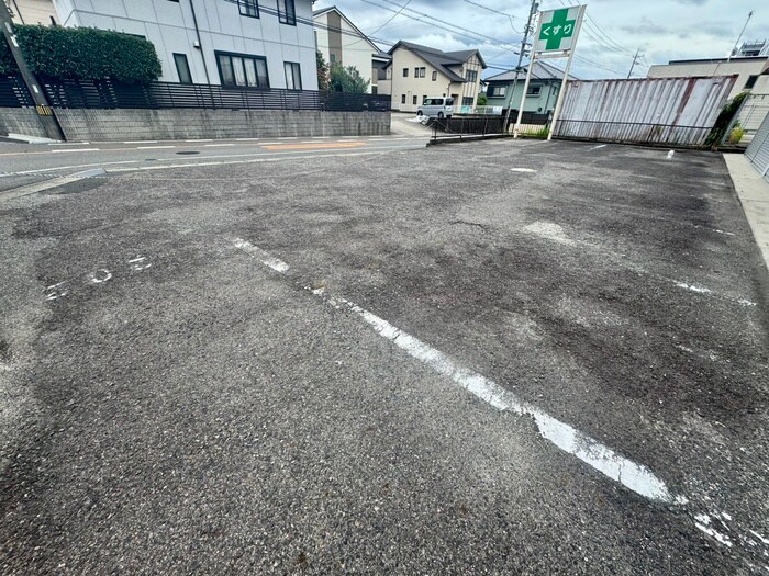 物件外観写真3　(駐車場)