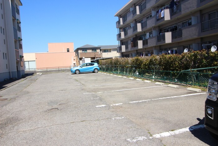 物件外観写真6　(駐車場)