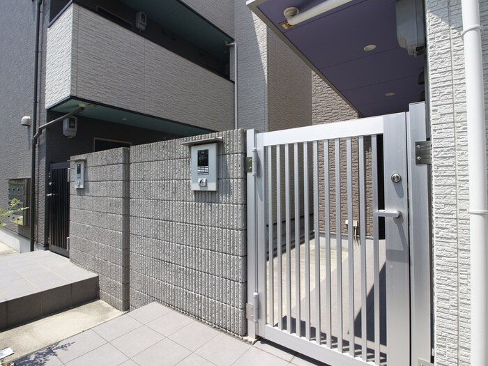 物件外観写真4　(エントランス部分)