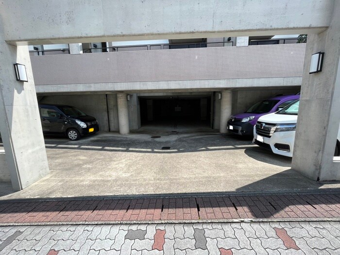 物件外観写真6　(駐車場)