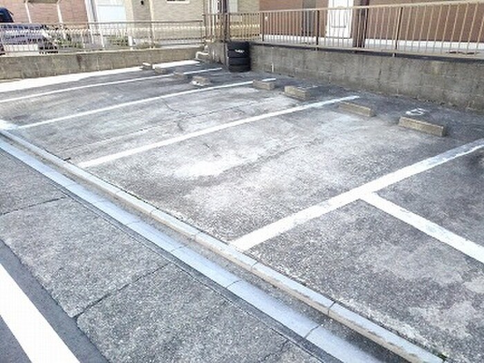 物件外観写真4　(駐車場)