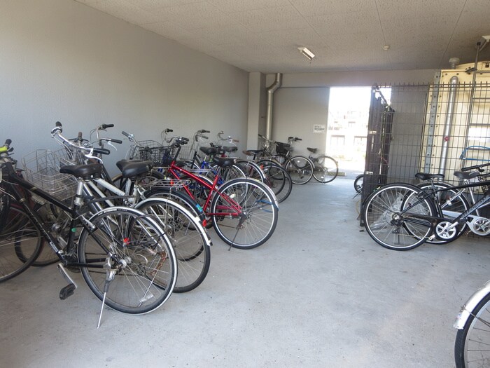 物件外観写真4　(駐輪場)