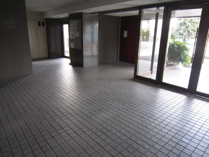 物件外観写真5　(エントランス部分)