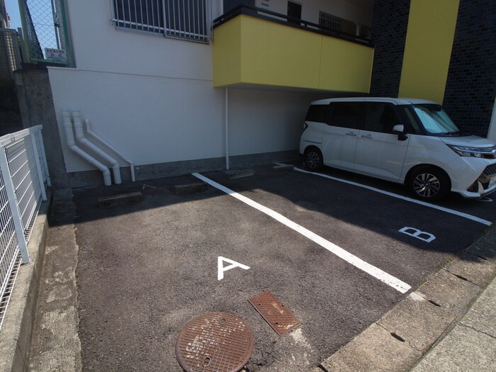 物件外観写真6　(駐車場)