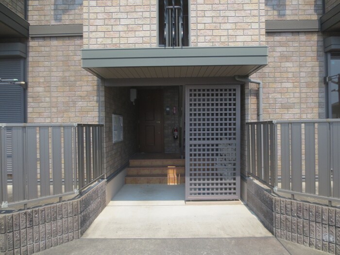 物件外観写真3　(エントランス部分)