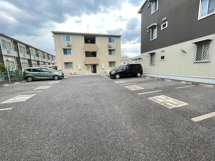 物件外観写真3　(駐車場)