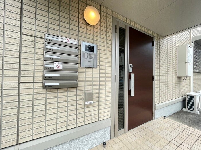 物件外観写真6　(エントランス部分)