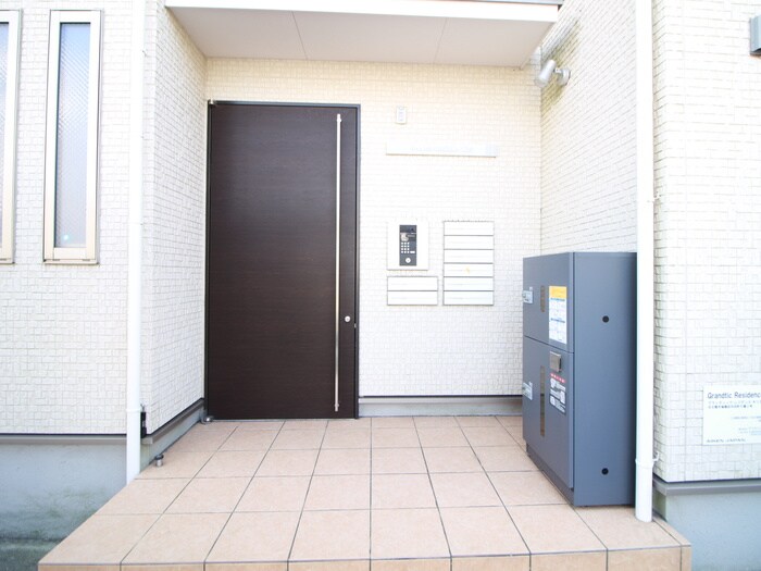 物件外観写真3　(エントランス部分)