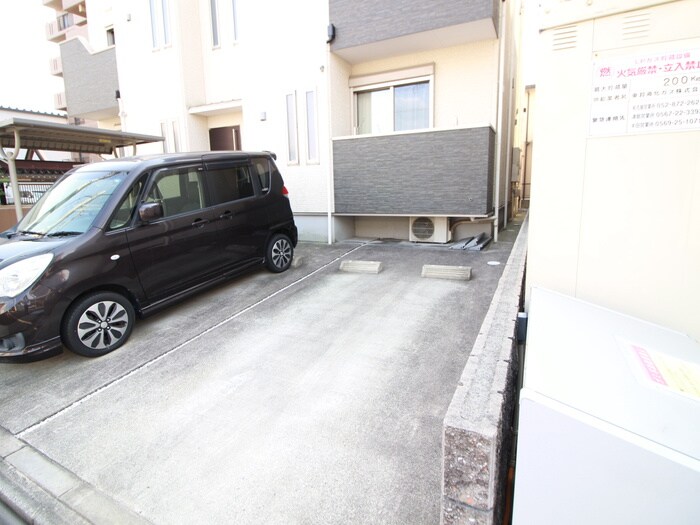 物件外観写真4　(駐車場)