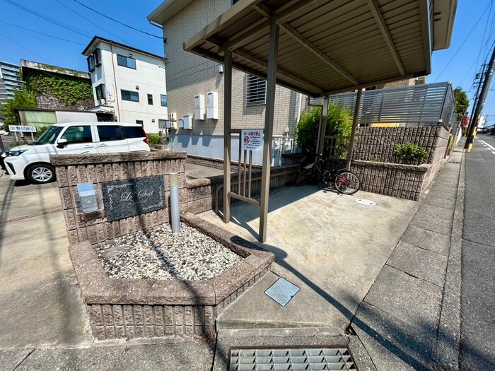 物件外観写真3　(エントランス部分)