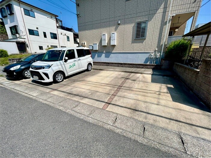 物件外観写真4　(駐車場)