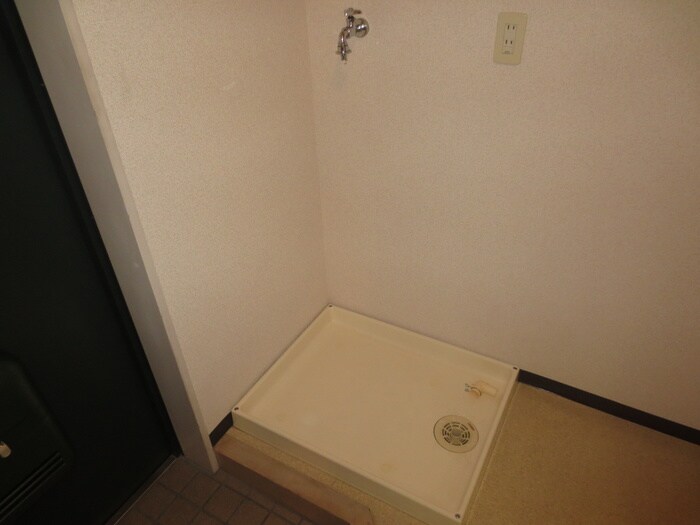 物件内観写真16　(洗濯機置場)