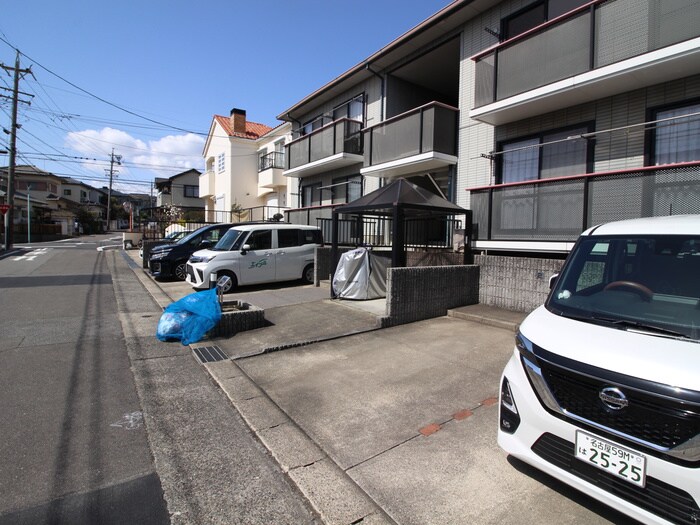 物件外観写真3　(駐車場)