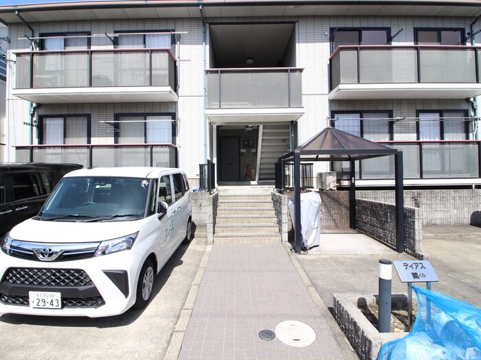 物件外観写真4　(エントランス部分)