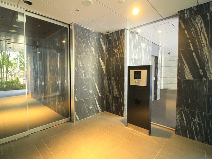 物件外観写真4　(エントランス部分)