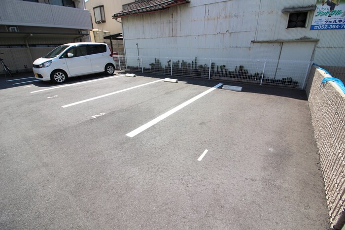 物件外観写真6　(駐車場)