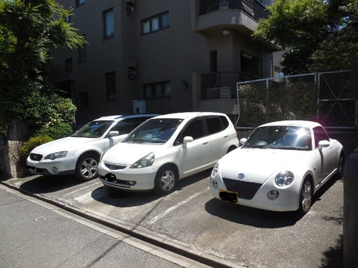 物件外観写真3　(駐車場)