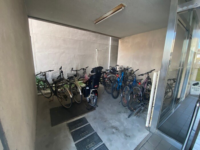 物件外観写真4　(駐輪場)