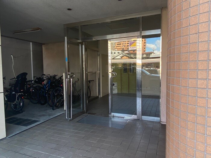 物件外観写真6　(エントランス部分)