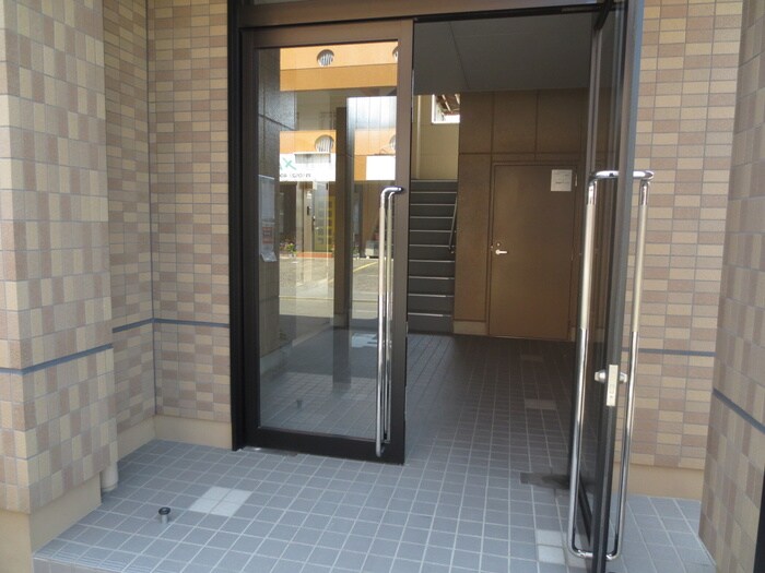 物件外観写真3　(エントランス部分)