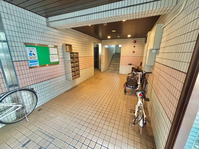 物件外観写真3　(エントランス部分)