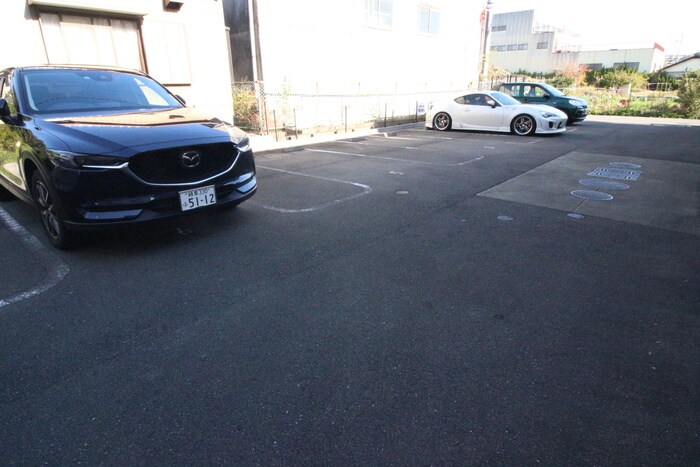 物件外観写真6　(駐車場)