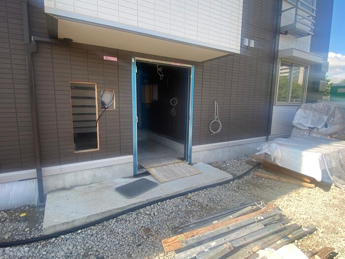 物件外観写真6　(エントランス部分)