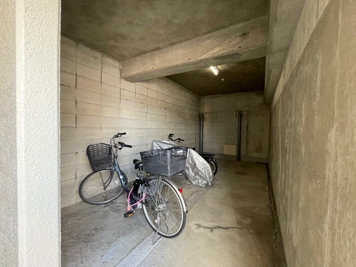 物件外観写真4　(駐輪場)