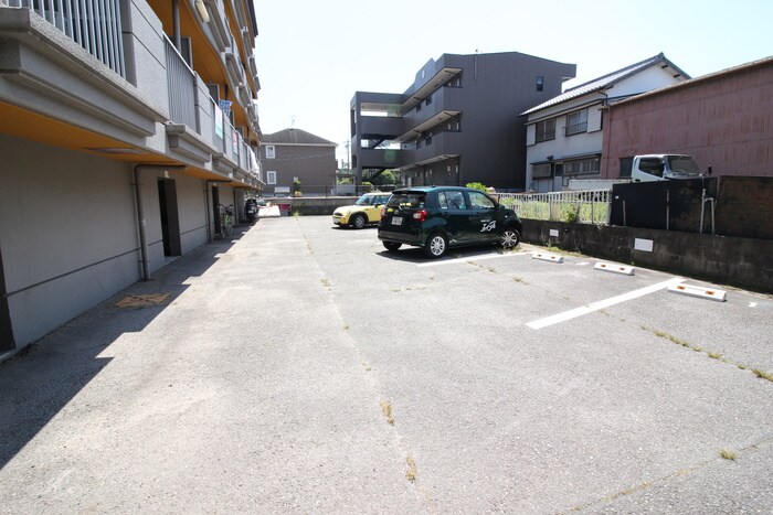 物件外観写真3　(駐車場)