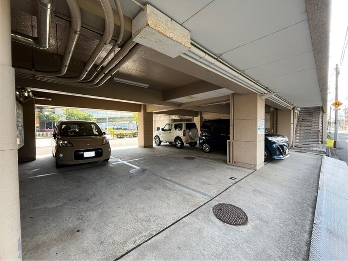 物件外観写真3　(駐車場)