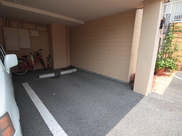 物件外観写真6　(駐車場)