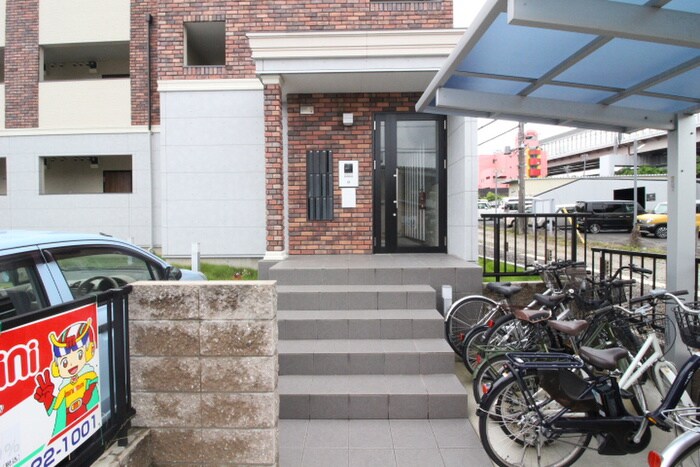 物件外観写真2　(エントランス部分)