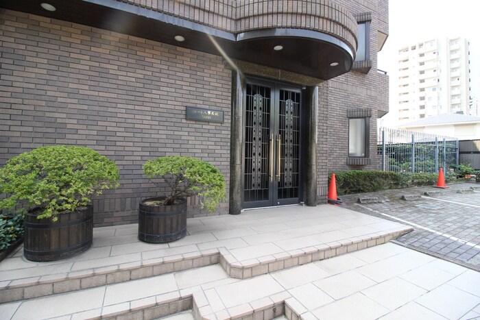 物件外観写真3　(エントランス部分)